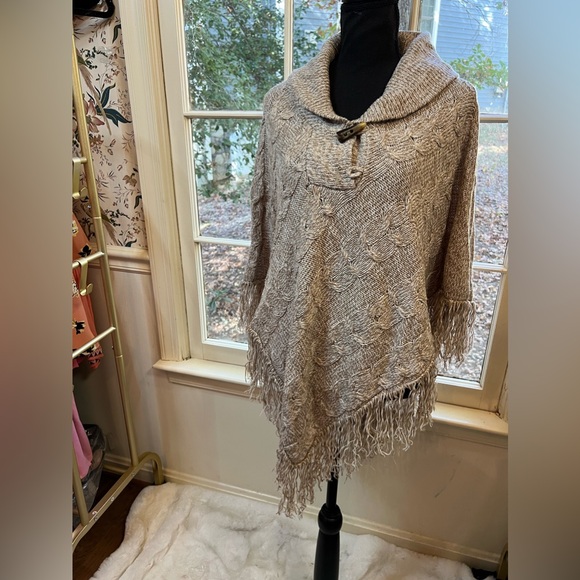 Debbie Morgan Sweater Poncho Fringe Women’s Size Medium Tan Cowl Neck Top - Picture 1 of 12